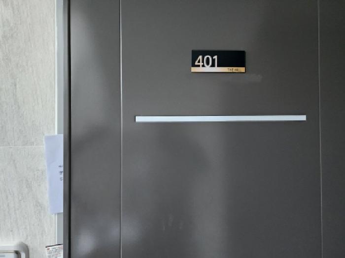 본건 1,2 전경-401호 임차인 권리신고 안내문 남김.