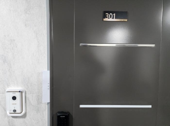 본건 1,2 전경-301호 임차인 권리신고 안내문 남김.