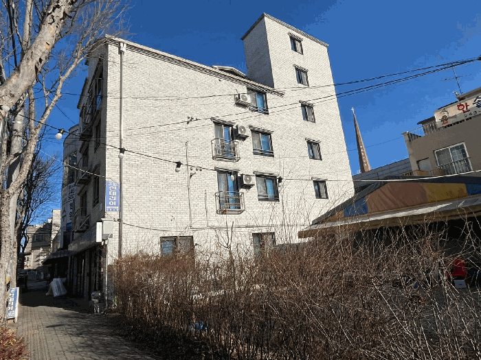 북측 로변에서 본 측면 전경(서->동)’><br /><img src=