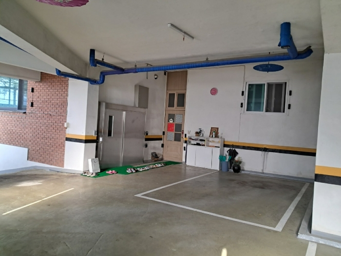 지층주차장 일부 및 제시외건물(주택 및 창고)일부분