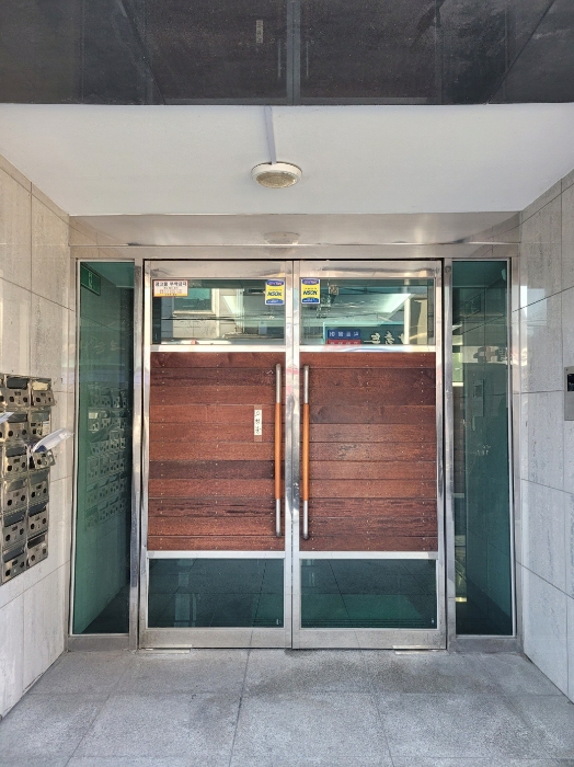 건물 공동현관 입구