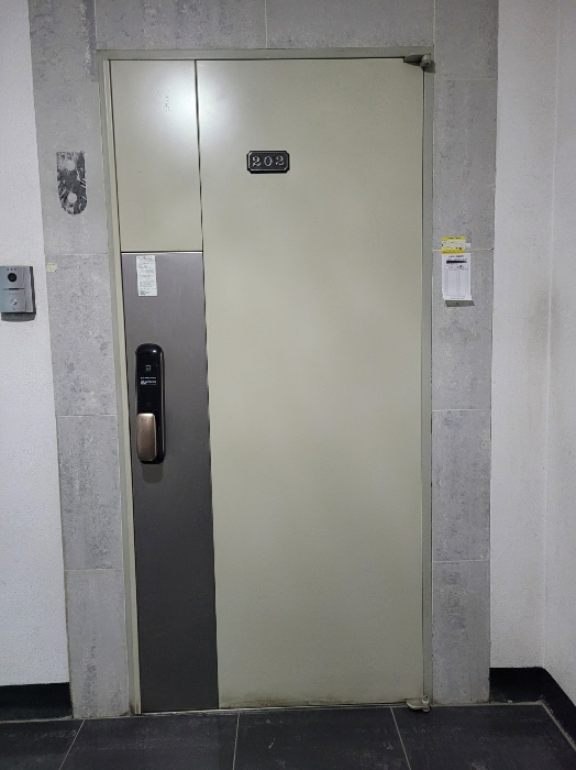 본건(202호)