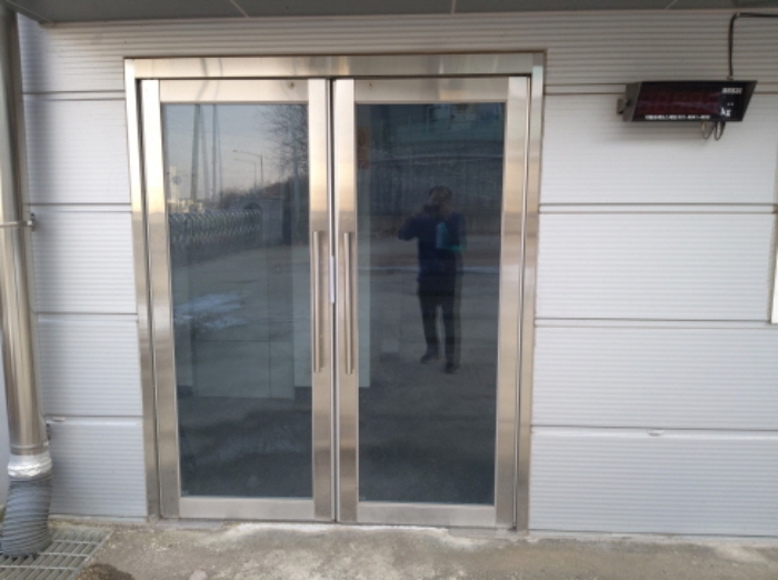 * 본건 목적물 2. 전경(3층건물 출입문)