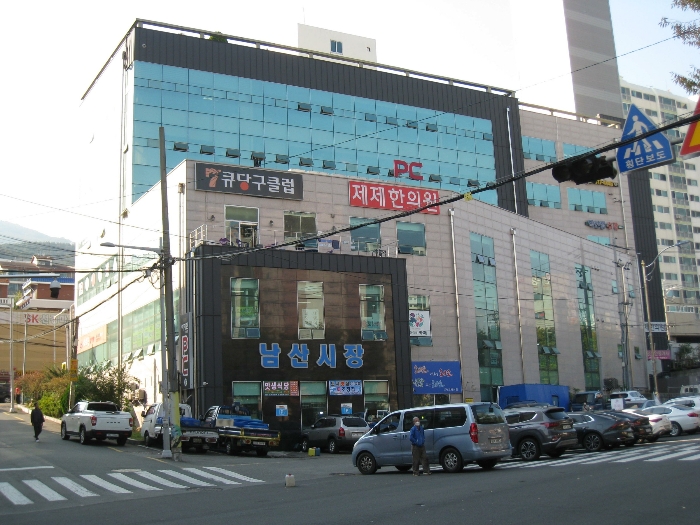 남동측에서 촬영