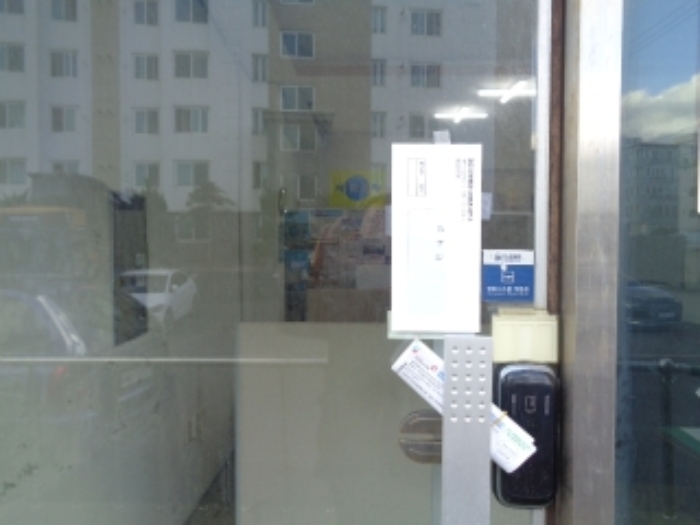 - 소재지 2(대동길 2) 제시 건물 1층 내부구조도 `A`호실 출입문 안내문 부착 