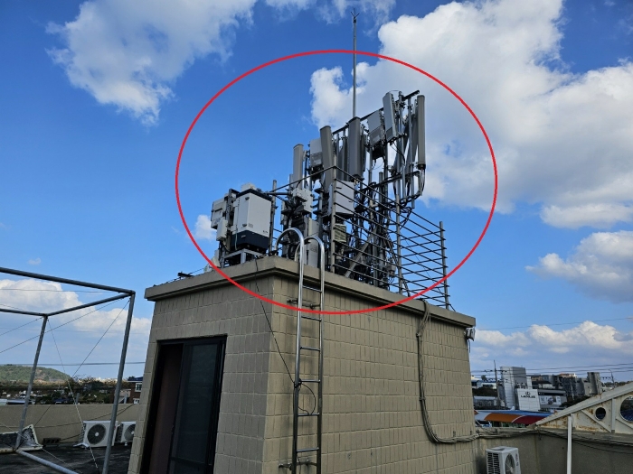 옥탑 계단실 위 소재 전파중계기(평가외)