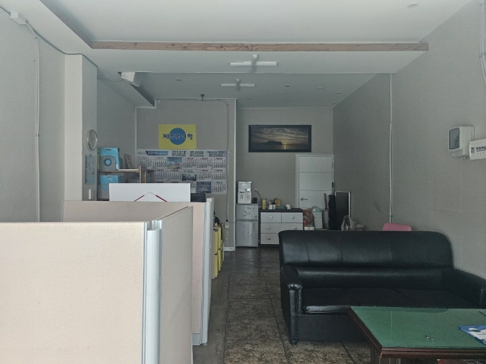 1층 여행사 내부