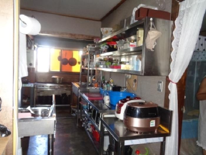 - 소재지 2(대동길 2) 제시 건물 2층 주방 전경