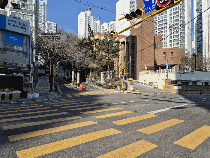 단지 동측 출입로 (정문)