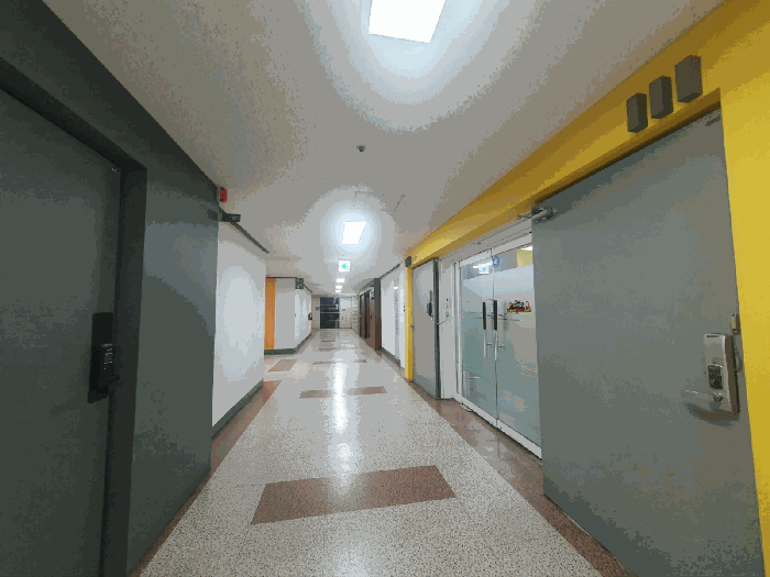 본건 앞 복도 전경