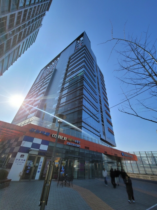 본건 소재 건물 전체 전경