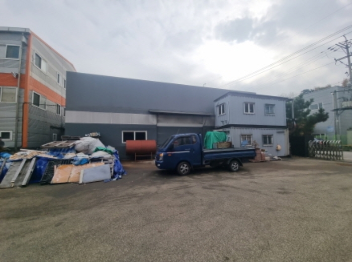 목록 4 건물 옆 천막지붕 창고 및 컨테이너
