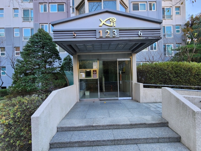 본건 출입구 전경 