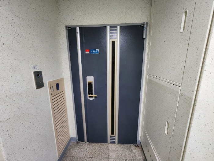 본건 출입문 전경 