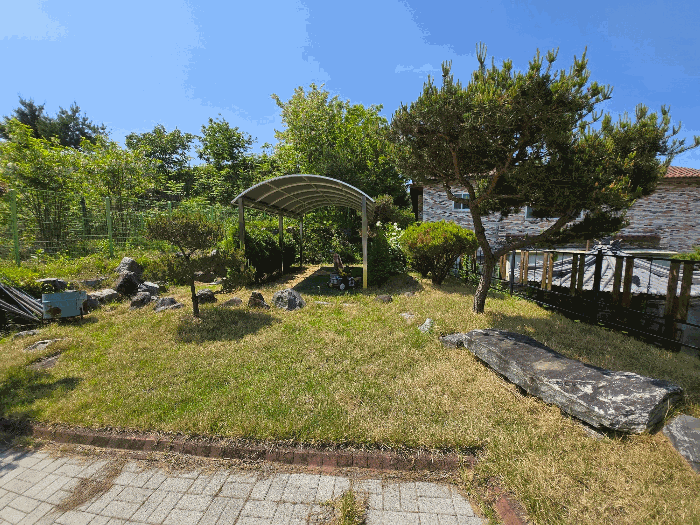 본건 기호 1), 제시외 수목 전경 , 제시외건물 ㉢