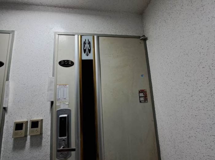 본건 302호 현관문