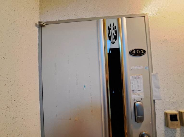 본건 401호 현관문