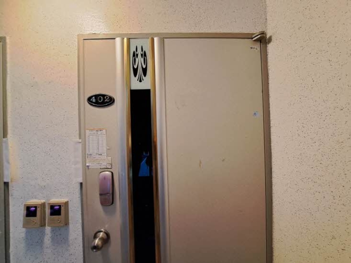 본건 402호 현관문