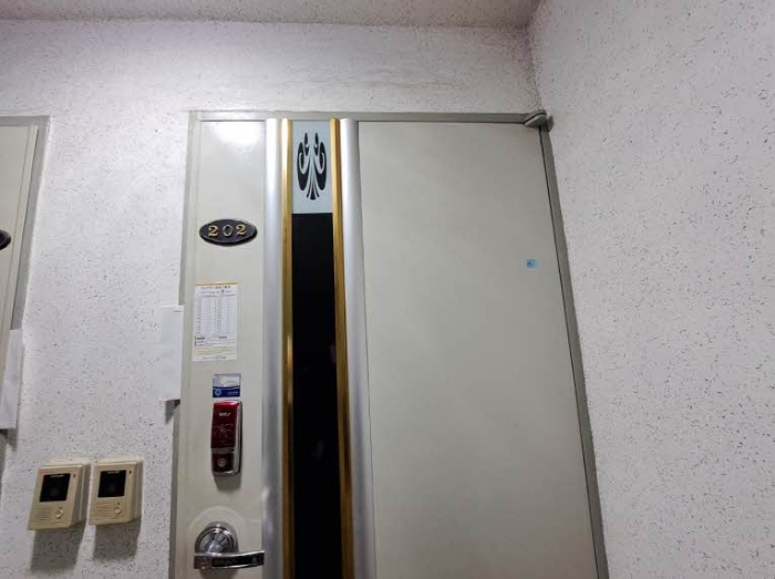 본건 202호 현관문