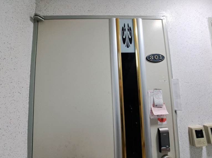 본건 301호 현관문