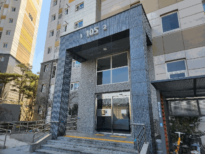 본건 출입구