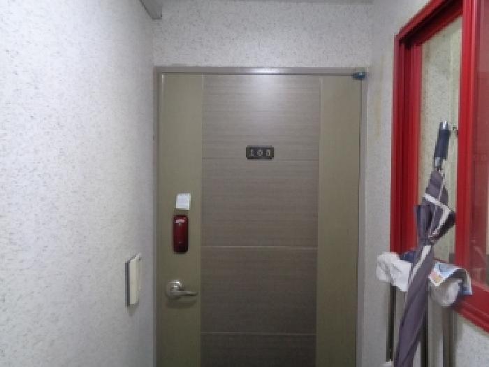 103호 세대 출입문