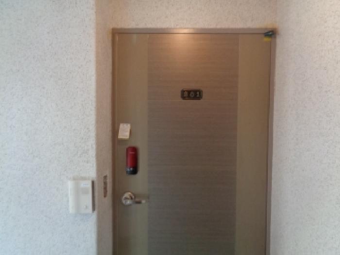 201호 세대 출입문