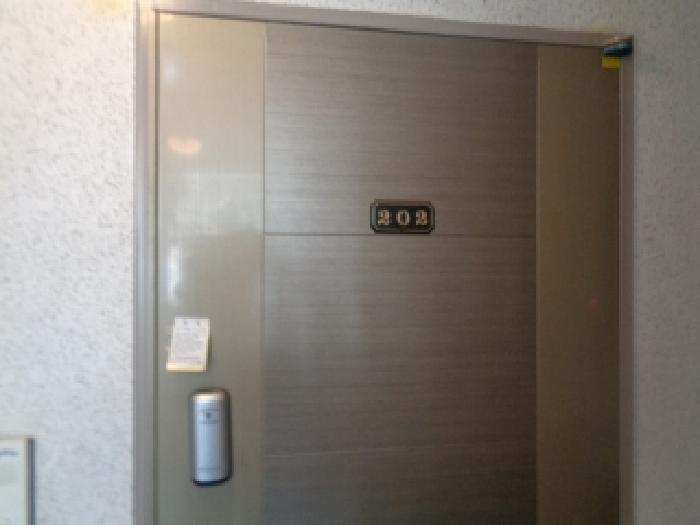 202호 세대 출입문