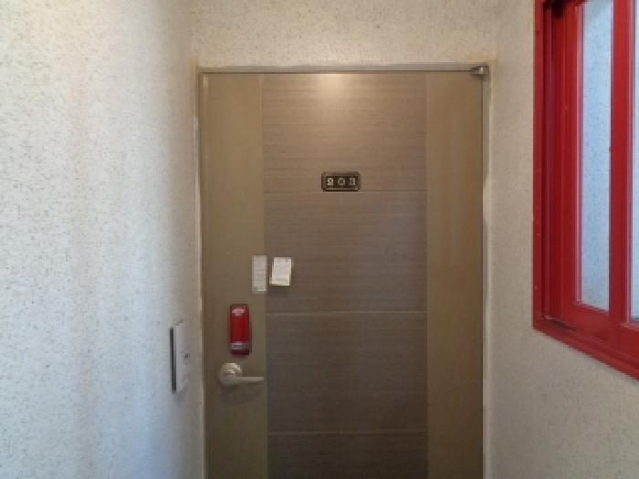 203호 세대 출입문