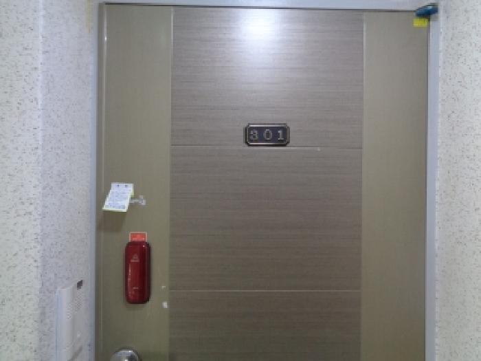 301호 세대 출입문