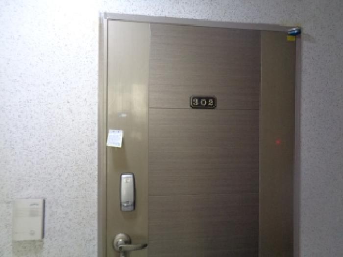 302호 세대 출입문