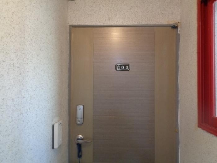 303호 세대 출입문