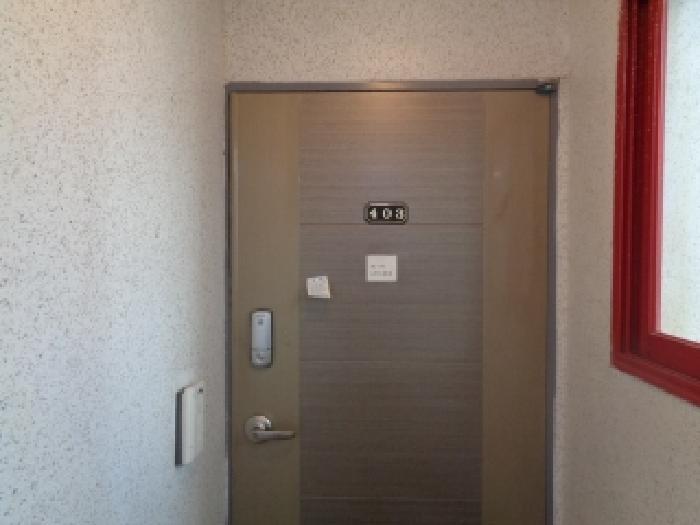 403호 세대 출입문