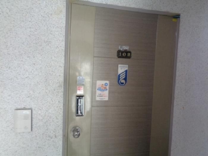 102호 세대 출입문