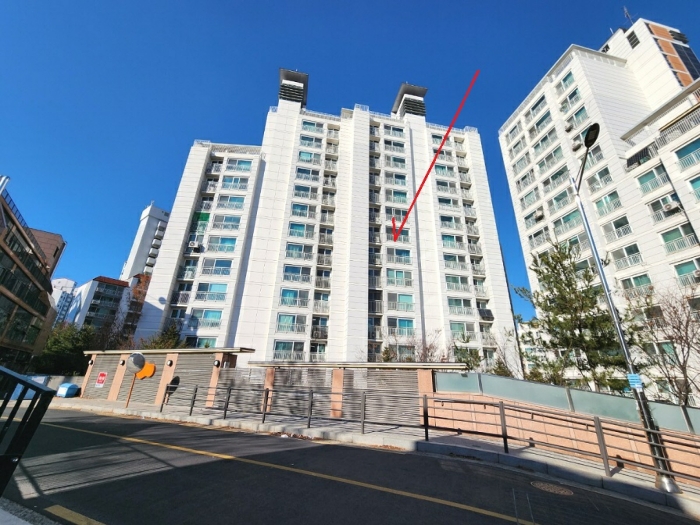 남동측에서 촬영