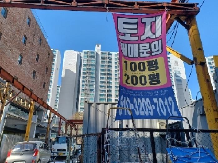본건토지(호원동434-5) 출입구에 설치된 매매안내 현수막 현황사진