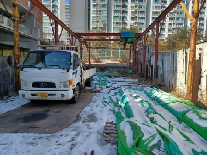 철골조구조물이 세워진 본건토지(호원동434-5)안쪽 현황사진