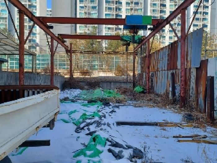 철골조구조물이 세워진 본건토지(호원동434-5)안쪽 현황사진