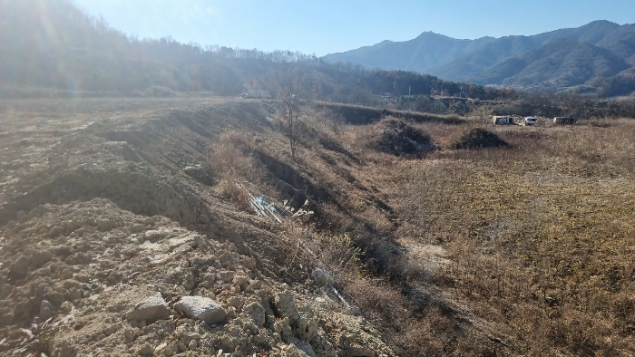 [본건 토지 중 서측 경계부분 전경(북측에서 촬영)]