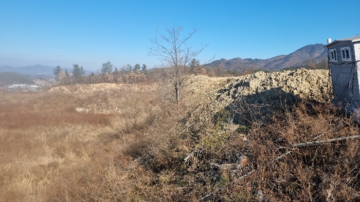 [본건 토지 중 서측 경계부분 전경(남측에서 촬영)]