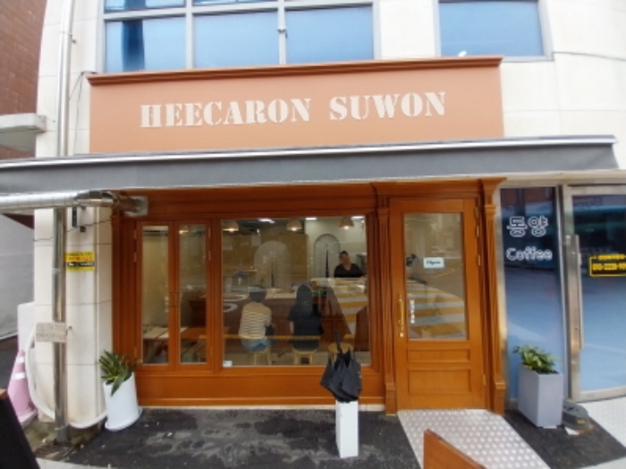 1층 왼쪽 HEECAR0N SUWON 입구 
