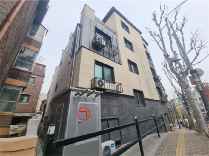 [ 본건 및 제시외 건물 ]