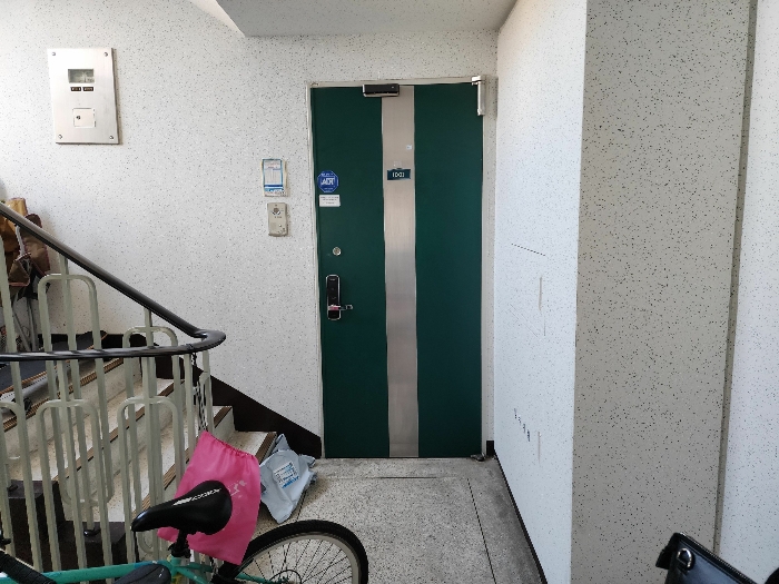 본건 현관 출입문