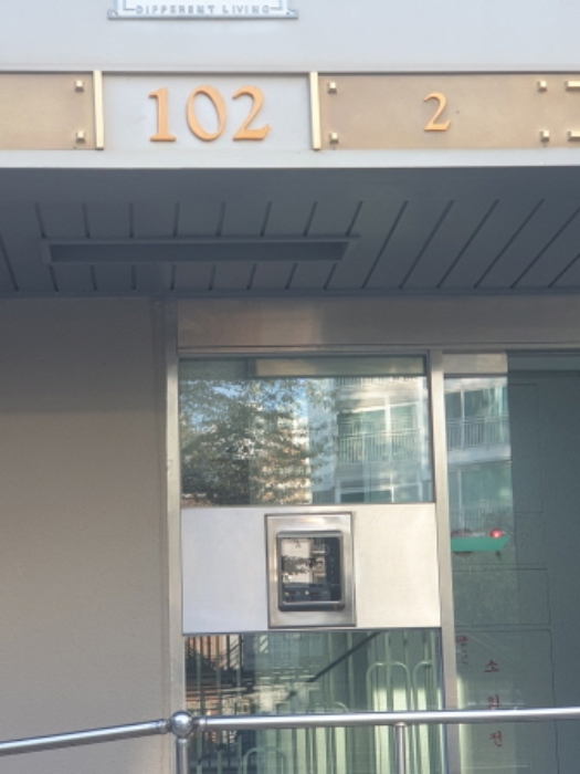 건물 출입구(102동 1~2 라인)