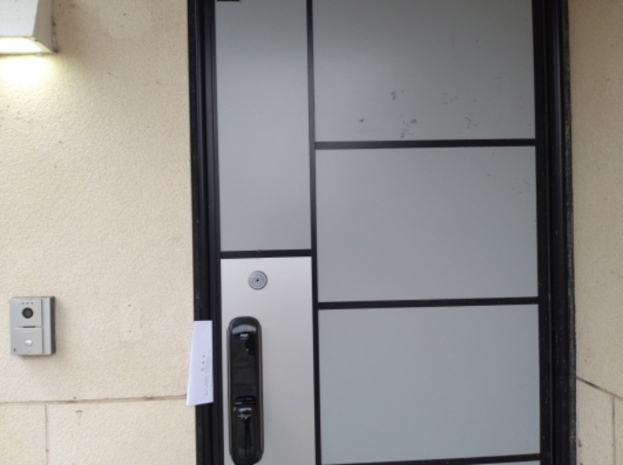 * 본건 목적물 2. 전경(현관문)