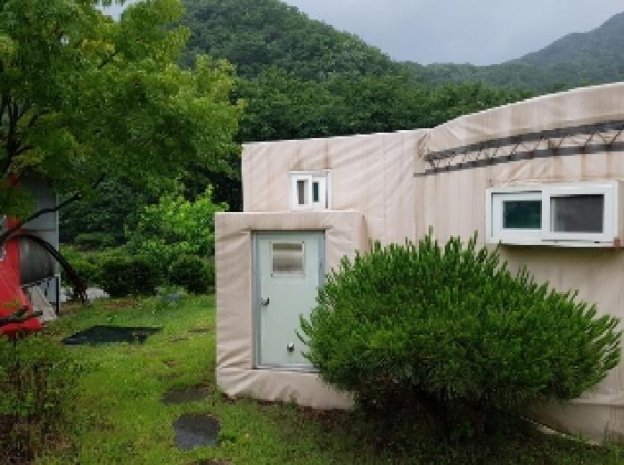 제시부동산 목록7번
부속건물1-14번
단층화장실1(근접사진)