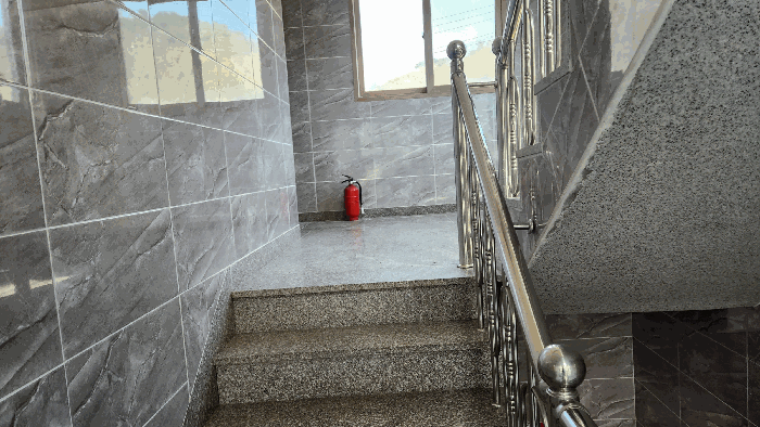 【본건 기호(2) 1층 계단실 내부전경】