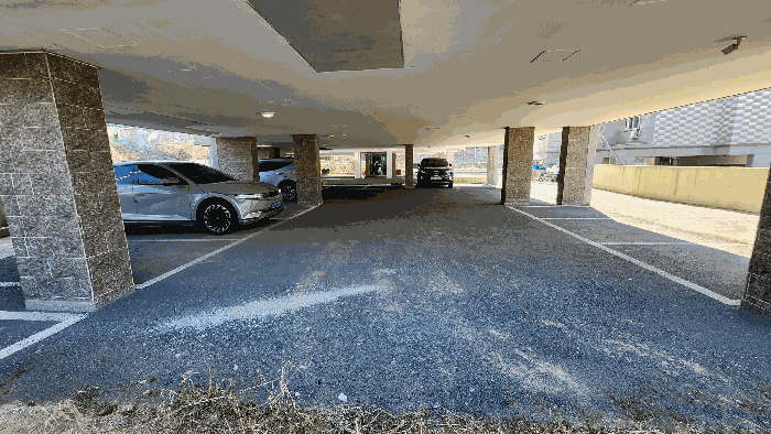 【본건 기호(2) 1층 주차장 전경】