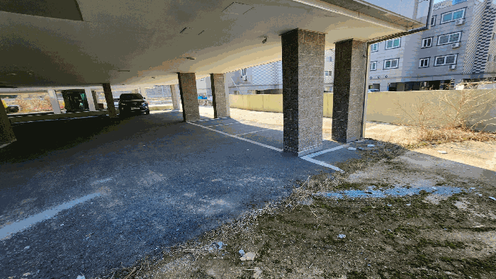 【본건 기호(2) 1층 주차장 전경】