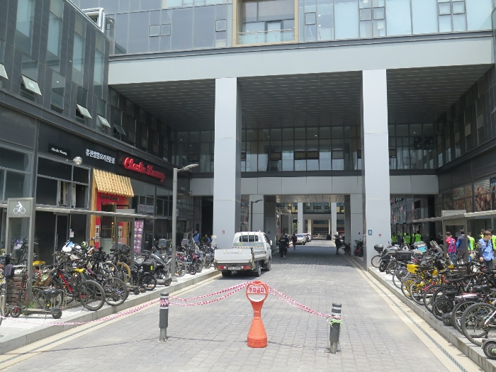 본건 및  1층 상가 전경(본건 남측에서 촬영)